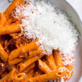 Penne alla Sun-dried Tomato Vodka. Reminding you to change it up sometimes. Rosy Vodka Sauce with a Sun-dried Tomato kick and a cloud of grated parmesan. Classic, but different.
Recipe link in profile!
⠀⠀⠀⠀⠀⠀⠀⠀⠀
#pasta #pastarecipe #vodkasauce #beautifulcuisines #f52grams #huffposttaste #todayfood #weeknightdinner #weeknightmeals #meatless #whatscooking #dinnerideas #eatvoraciously