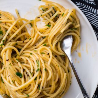 A reminder to make this Spaghetti Aglio e Olio with Urfa! Would be awesome with shrimp too 👌🏼. Learn the techniques! Recipe link in profile! 

#spaghetti #pasta #whatscooking #eatvoraciously #food52 #thekitchn #huffposttaste #meatlessmonday #pastarecipe #aglioeolio