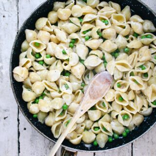 Creamy 4-Ingredient Peas & Shells. For those times you want it fresh and quick! Save this post!Recipe:

1 lb (454g) medium shells
1 package (5.2oz or 150g) Garlic & Fine Herb Boursin
1 1/2 cups fresh peas (frozen are fine too)
1 tbsp fresh lemon juice
1/2 tsp salt
1/4 tsp fresh black pepper
zest of 1 lemon

Bring a large pot of salted water to a boil over high heat. Add the shells and cook until just al-dente. They will to continue to cook in the sauce. Reserve 1 cup of pasta cooking water. Drain the shells.

In a large sauté pan over medium-high heat, add the 1 cup of pasta cooking water and the Boursin. Break up the cheese as it melts. Simmer the sauce for about one minute. Add the peas and the shells to the pan and stir. Cook for about a minute until the sauce has thickened around the shells and the peas are cooked through. 

Stir in the lemon juice, salt and pepper and taste for seasoning.

Plate the shells and garnish with the lemon zest and fresh black pepper. 

#pasta #easydinner #quickrecipes #fastrecipes #weeknightdinner #recipes #recipeoftheday #peas #boursin #cheese #whatscooking #eatvoraciously #thekitchn #foodporn #food52