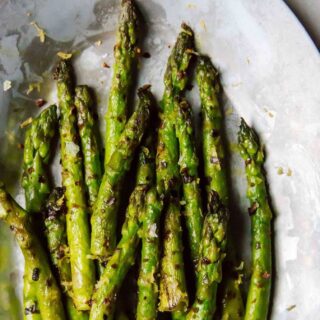 Get your veg game on while grilling this weekend! Here is a simple way to elevate a simple grilled asparagus that will go beautifully next to your burger, steak, fish, or chicken! After lightly grilling your asparagus over medium-high direct heat, season with lemon zest, Urfa Pepper flakes, salt and olive oil. *chef kiss*  Happy Father’s Day!

 #foodstagram #instafood #instarecipes #instafoodie #food #asparagus #recipe #veggies #healthyfoods #healthylife #easyrecipes #grilling #grill #vegetables #fathersday