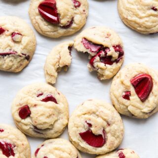 Dear @valrhonausa ,
You make me want to open my cookie shop back up with these Strawberry 🍓 Inspiration couvertures. 😍 Strawberries & Cream Cookie RECIPE LINK IN PROFILE! Make them for this weekend or save this post for later!

Creamy, soft, with smooth chocolate that really brightens this cookie up. It's incredible. Perfect with vanilla bean ice cream or just on its own, these cookies really are something special.

#cookies #baking #bake #bakefeed #chocolate #strawberries #summer #weekendbaking #weekend #cookie