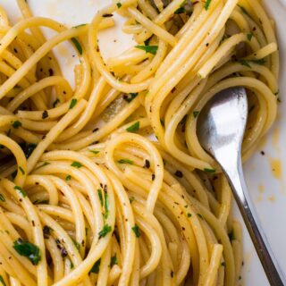 The simple joy of Spaghetti Aglio e Olio (with Urfa chili flake). You have to know how to make it properly to get that silky, glossy sauce! Find the link in my profile for the #recipe and the technique you need to make a proper Aglio e Olio!

#spaghetti #aglioeolio #pasta #howto #howtocook #sauce
#vegan #veganrecipes #vegetarianrecipes #meatless
#whatscooking #damnthatsdelish #huffoosttaste #foodbeast #recipereels #weeknightdinner #reels #recipevideo
#huffposttaste #52grams #nytcooking