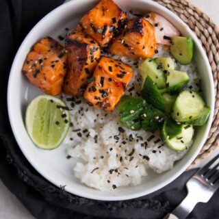 Harissa Hot Honey Salmon Bowl! Recipe below! Incredibly simple and quick to make with tons of flavor. A little trick to getting super juicy salmon, that doesn’t eek out white stuff (albumin), is to brine it in salt water. A simple thing with salmon-life changing results. 

How easy? Soak the salmon in salt water. Make the sauce. Toss the salmon in the sauce and broil for 5 minutes. DONE. Seriously. It’s that simple. I serve it on rice with cucumbers, a squeeze of lime and furikake but it’s perfect on its own or on top of some salad!

3 cups COLD water
3 tbsp kosher salt
3/4lb+ skinless salmon filet (sushi grade)

3 tbsp harissa
2 tbsp honey
1 tbsp soy sauce
1 tbsp sesame oil
1 tsp kosher salt

Cooked Rice
Cucumbers
Lime
Furikake

Place oven rack in the top third of the oven and heat broiler to high.

Whisk the kosher salt into the cold water until dissolved. Add the salmon and soak for 10 minutes.

To make the sauce, whisk together the harissa, honey, soy, sesame oil, and kosher salt.

Remove the salmon from the brine, pat it dry, cut into 1 ½ “ pieces and toss in the sauce. Optional: let marinate for 20 minutes at room temp.

Place the salmon on a tin foiled lined sheet tray greased with cooking spray.

Broil 5 minutes… no longer.

Serve on top of cooked rice with cucumbers, lime and furikake!

#salmon #recipes #recipereels #easydinner #weeknightdinner #familyrecipes #hothoney #bowls